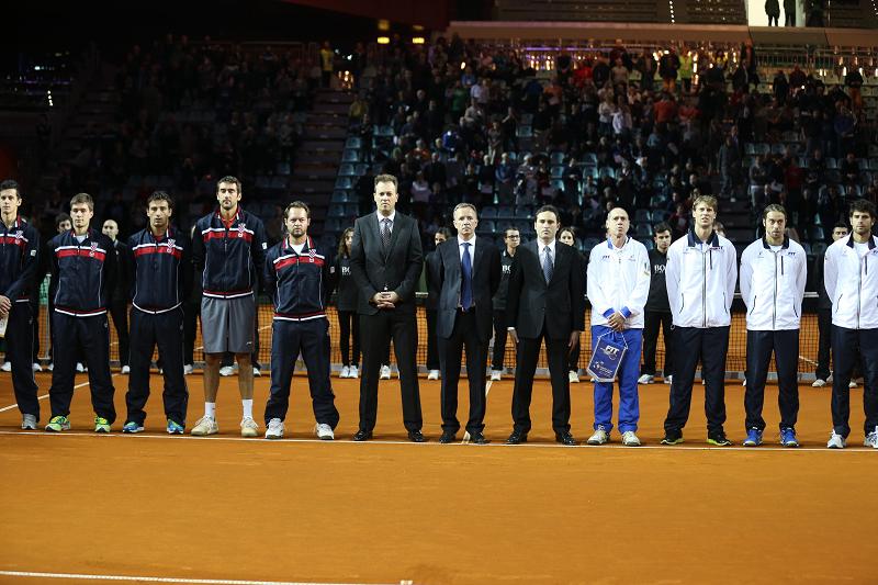 Le squadre schierate prima di Italia-Croazia in Coppa Davis nel 2013 a Torino (Foto FITP)